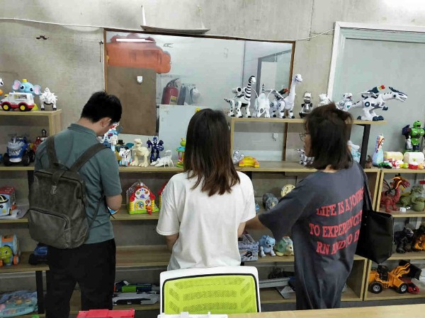 有一款塑料玩具想要找家公司定做，有推荐的吗？