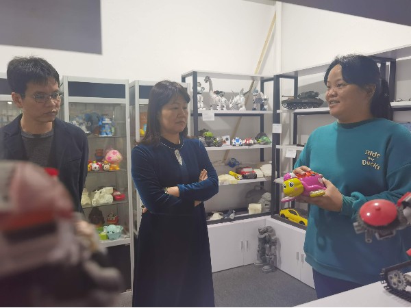 市贸促会程会长莅临草莓视频在线观看入口WWW设计参观